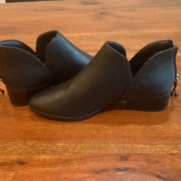 Women’s NWOT Kenneth Cole Reaction ankle Booties.  Sz 7 - Picture 5 of 8